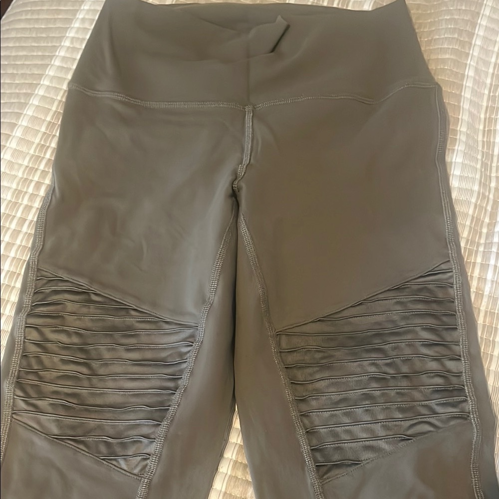 ALO YOGA Olive High-Waisted Leggings with Ribbed Detail Moto style